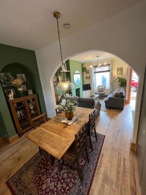 Just the Splott! Sleeps 6, 8 mins to Stadium.
